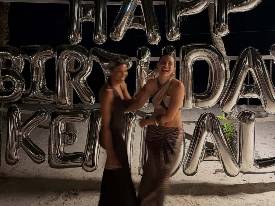 Φωτογραφίες: Η Κένταλ Τζένερ γιόρτασε τα 30ά γενέθλιά της με ένα πάρτι στην παραλία 