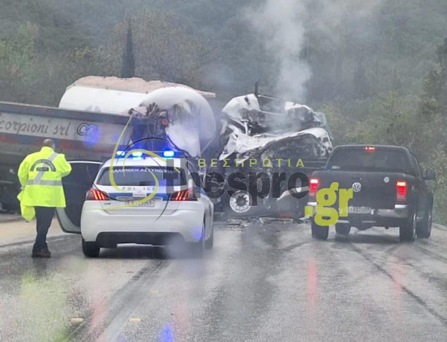 Τροχαίο με δύο νταλίκες στον Αργυρότοπο Ηγουμενίτσας - Απεγκλωβίστηκαν μόνοι τους οι οδηγοί, δείτε βίντεο από drone