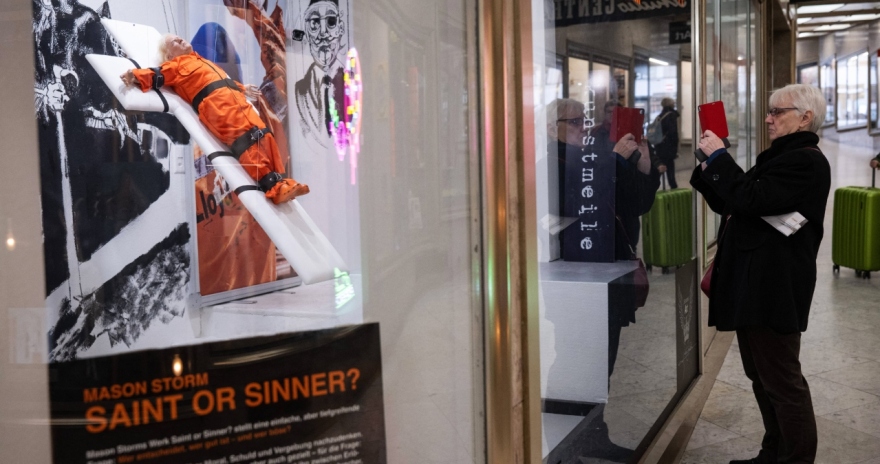 Ελβετία: Άγαλμα που απεικονίζει τον Τραμπ σταυρωμένο εκτίθεται στη Βασιλεία