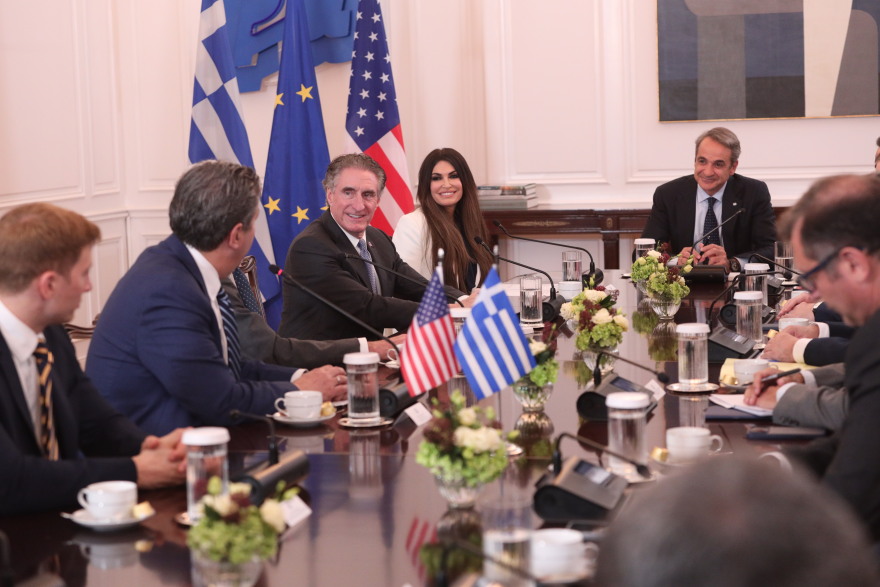 Στο Μέγαρο Μαξίμου η Κίμπερλι Γκιλφόιλ και οι Αμερικανοί υπουργοί Ενέργειας και Εσωτερικών 