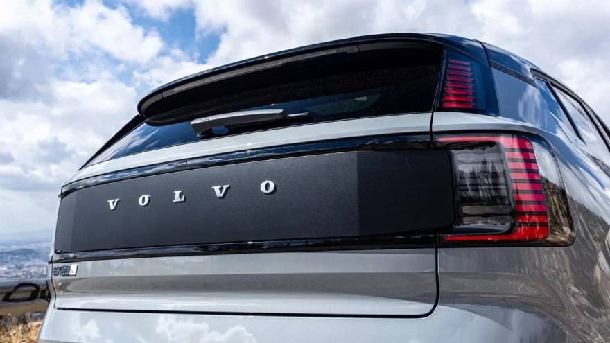 H Volvo κρατά τους βενζινοκινητήρες 