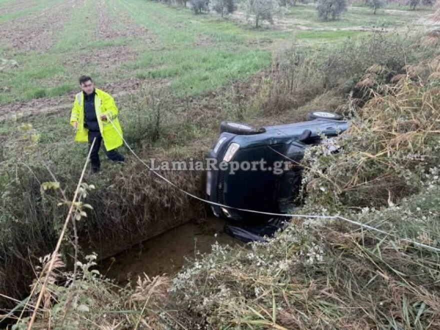 Σύγκρουση Ι.Χ. με φορτηγό έξω από τη Λαμία με μια τραυματία - Δείτε βίντεο και φωτογραφίες