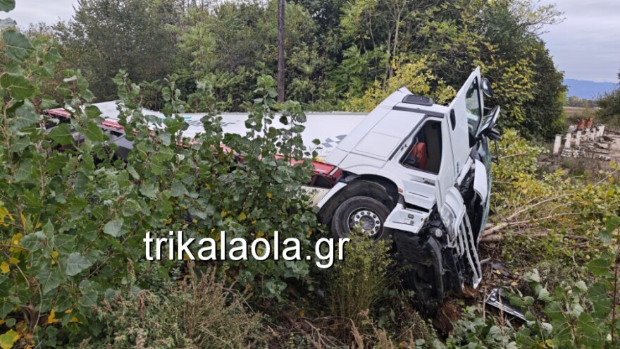 Νταλίκα εξετράπη της πορείας της στην Ε.Ο. Τρικάλων – Καρδίτσας και κατέληξε σε χαντάκι - Δείτε βίντεο και φωτογραφίες