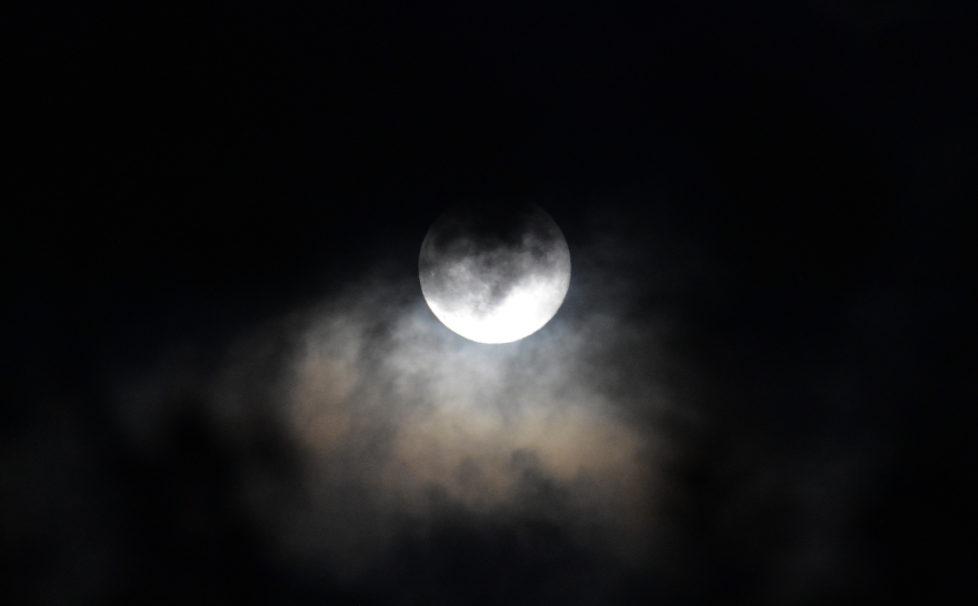 Φωτογραφίες: Το φεγγάρι του Κάστορα πλημμυρίζει τον ουρανό, είναι η μεγαλύτερη πανσέληνος του 2025