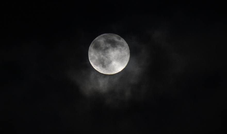 Φωτογραφίες: Το φεγγάρι του Κάστορα πλημμυρίζει τον ουρανό, είναι η μεγαλύτερη πανσέληνος του 2025