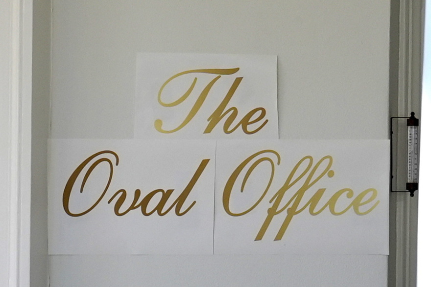 Ο Τραμπ έβαλε πινακίδα «Οβάλ Γραφείο» με χρυσά καλλιγραφικά γράμματα
