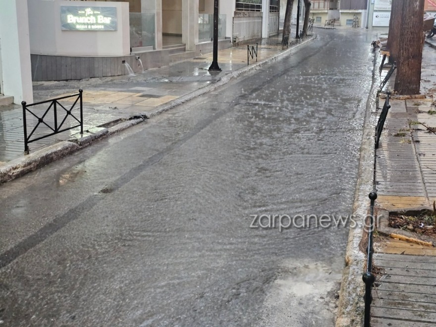 «Ποτάμια» οι δρόμοι σε Ηράκλειο και Χανιά, στο Παλαιόκαστρο δεν μπορούν να βγουν από τα σπίτια τους - Δείτε βίντεο και φωτογραφίες