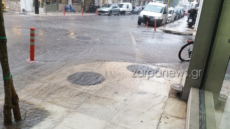 «Ποτάμια» οι δρόμοι σε Ηράκλειο και Χανιά, στο Παλαιόκαστρο δεν μπορούν να βγουν από τα σπίτια τους - Δείτε βίντεο και φωτογραφίες