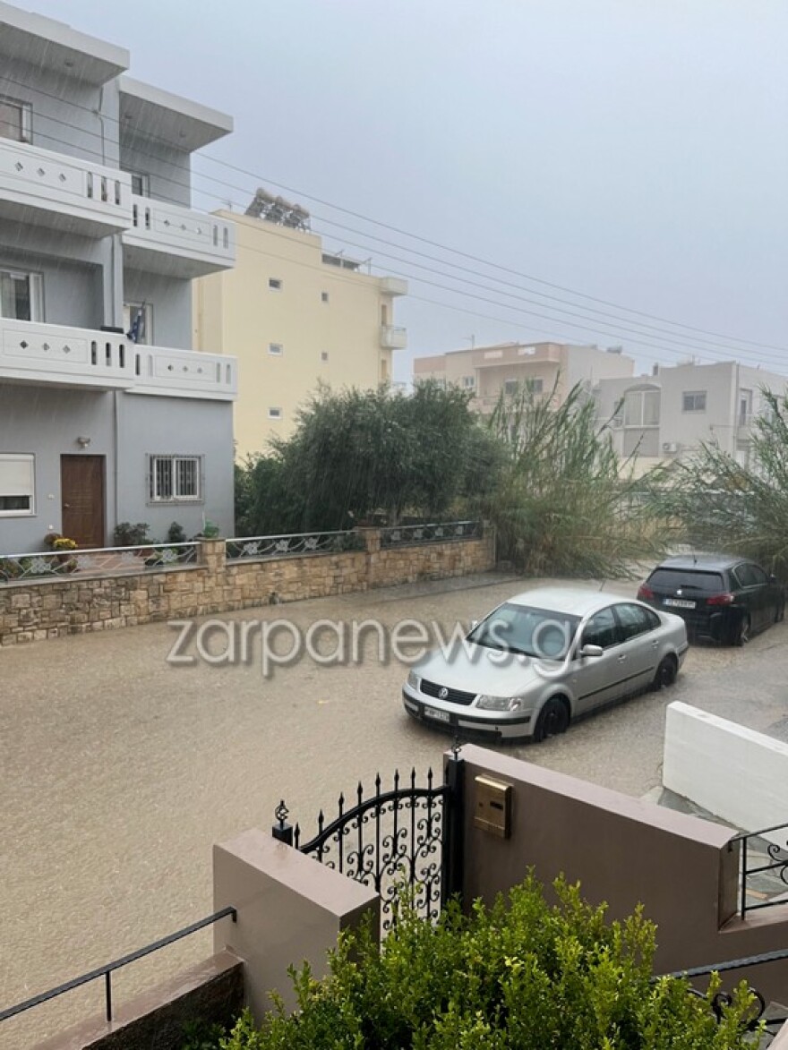 «Ποτάμια» οι δρόμοι σε Ηράκλειο και Χανιά, στο Παλαιόκαστρο δεν μπορούν να βγουν από τα σπίτια τους - Δείτε βίντεο και φωτογραφίες