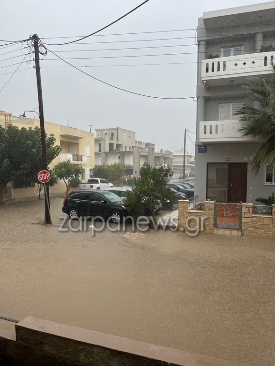 «Ποτάμια» οι δρόμοι σε Ηράκλειο και Χανιά, στο Παλαιόκαστρο δεν μπορούν να βγουν από τα σπίτια τους - Δείτε βίντεο και φωτογραφίες