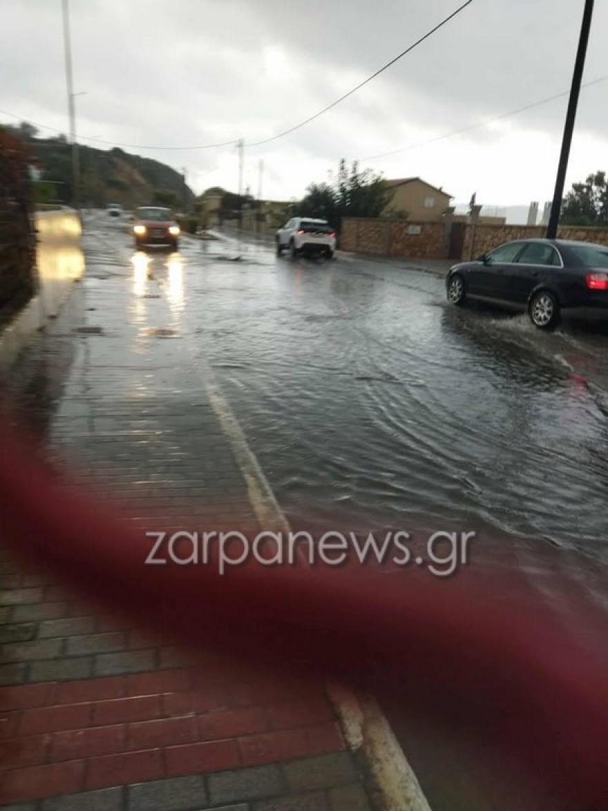 «Ποτάμια» οι δρόμοι σε Ηράκλειο και Χανιά, στο Παλαιόκαστρο δεν μπορούν να βγουν από τα σπίτια τους - Δείτε βίντεο και φωτογραφίες