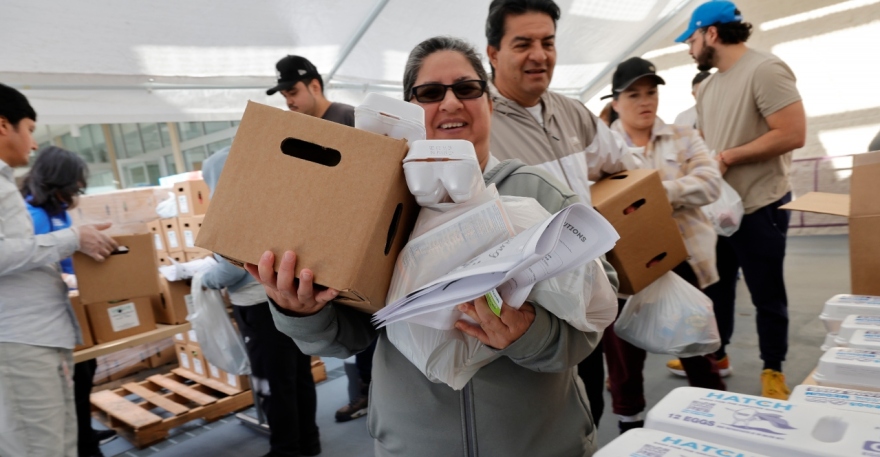 Δημοσιονομική παράλυση χωρίς προηγούμενο στις ΗΠΑ: Ουρές χιλιομέτρων στην Καλιφόρνια για δωρεάν τρόφιμα - Δείτε βίντεο