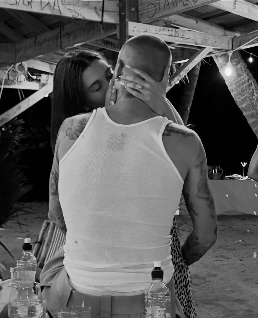 Xέιλι Μπίμπερ: To καυτό μπικίνι της τρέλανε τον σύζυγό της - Ω, Θεέ μου, έγραψε ο Τζάστιν Μπίμπερ - Δείτε φωτογραφίες