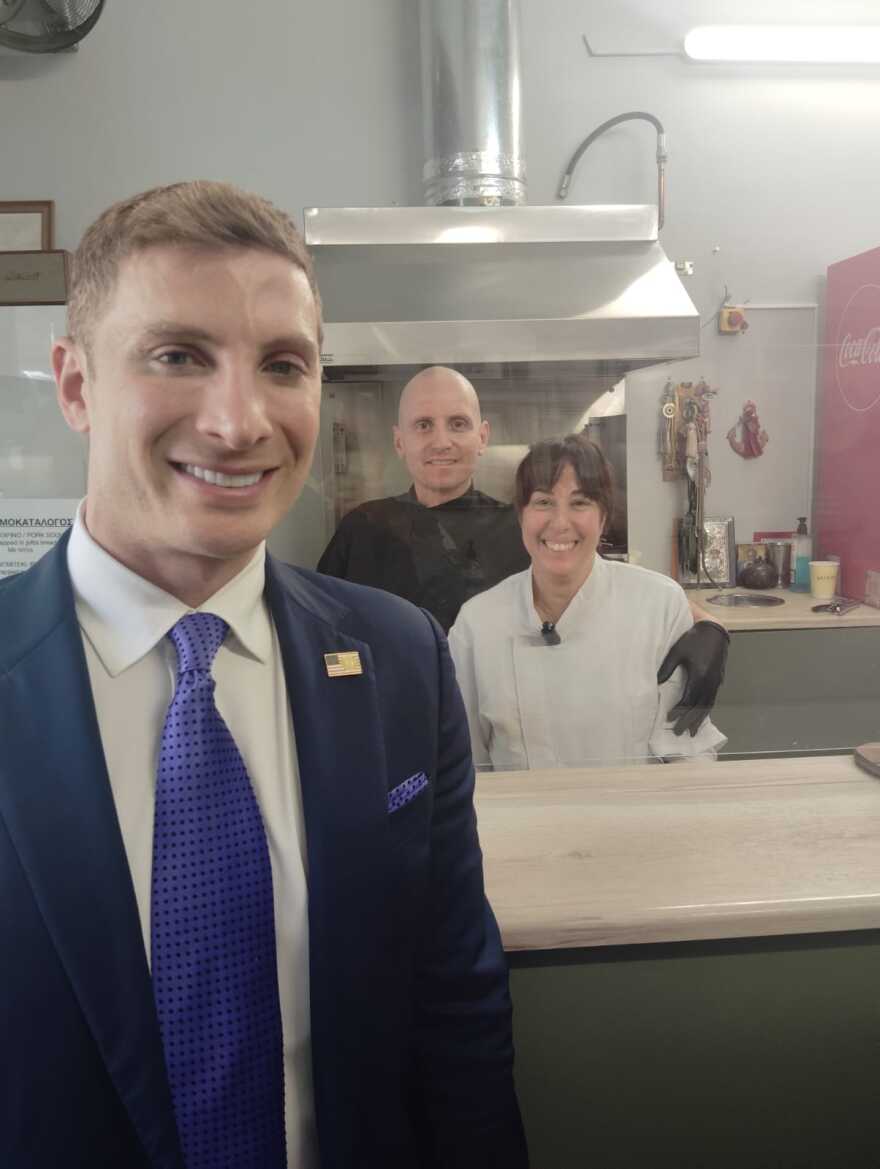 Για σουβλάκι στη Μητροπόλεως βρέθηκε ο σύμβουλος του Τραμπ για θέματα ενέργειας