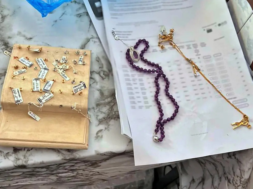 Βίντεο ντοκουμέντα από τους ληστές που επιτέθηκαν σε ιδιοκτήτη κοσμηματοπωλείου στη Ρόδο - «Σάρωσαν» το κατάστημα