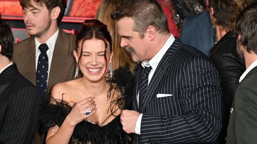 Ο παραγωγός του «Stranger Things» διαψεύδει ότι η Μίλι Μπόμπι Μπράουν κατηγόρησε τον Ντέιβιντ Χάρμπουρ για παρενόχληση και εκφοβισμό