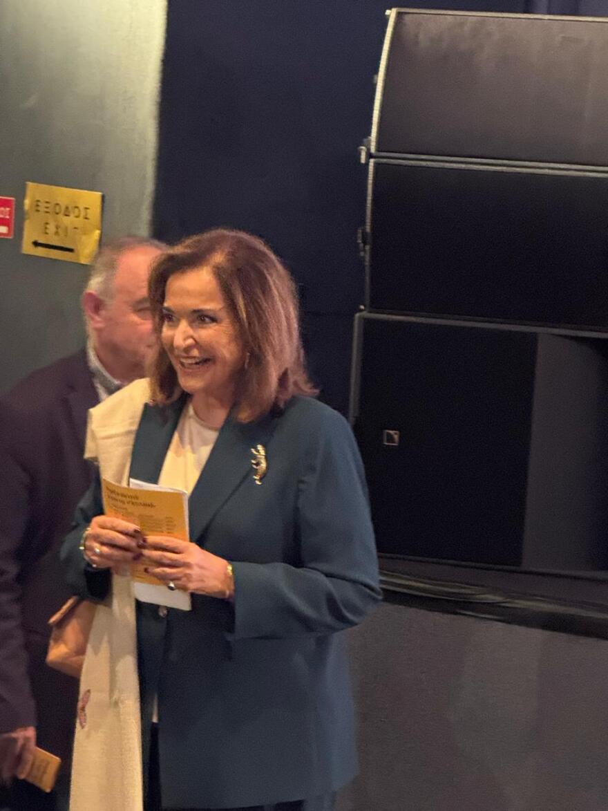 Η Σία Κοσιώνη έκανε το ντεμπούτο της στο θεατρικό σανίδι - Την παρακολούθησε η Ντόρα Μπακογιάννη Η Σία Κοσιώνη έκανε το ντεμπούτο της στο θεατρικό σανίδι - Την παρακολούθησε η Ντόρα Μπακογιάννη, δείτε βίντεο