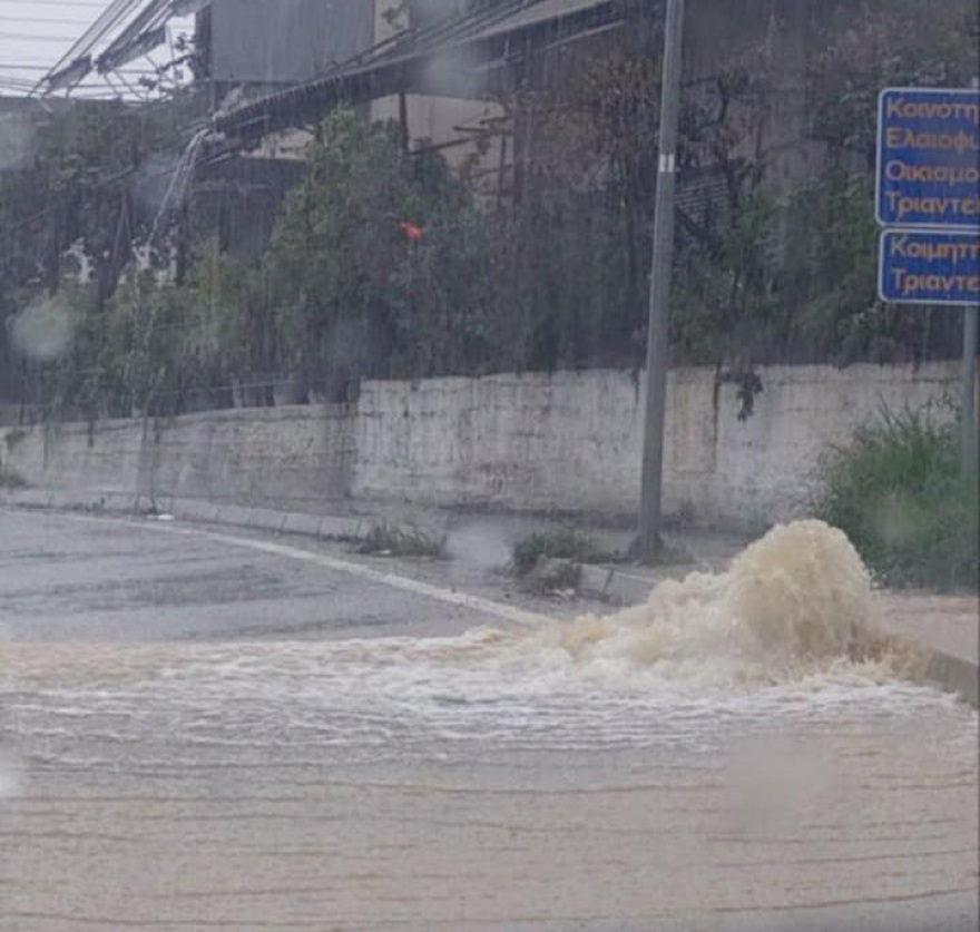 Αγρίνιο: Προβλήματα από τις βροχές - Πλημμύρισαν δρόμοι, μπήκαν νερά σε σπίτια, δείτε βίντεο