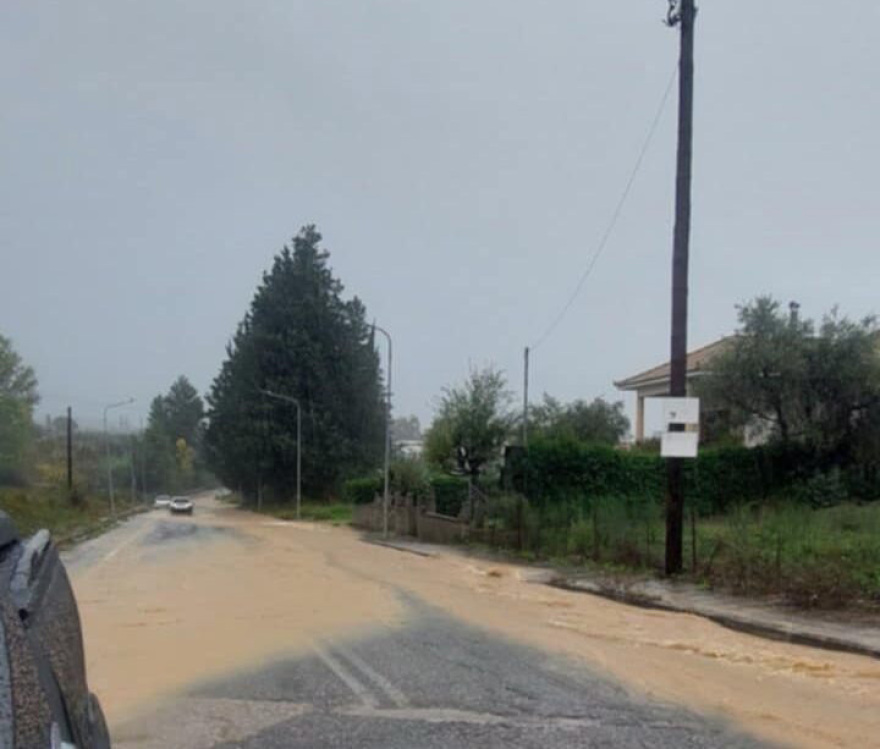 Αγρίνιο: Προβλήματα από τις βροχές - Πλημμύρισαν δρόμοι, μπήκαν νερά σε σπίτια, δείτε βίντεο