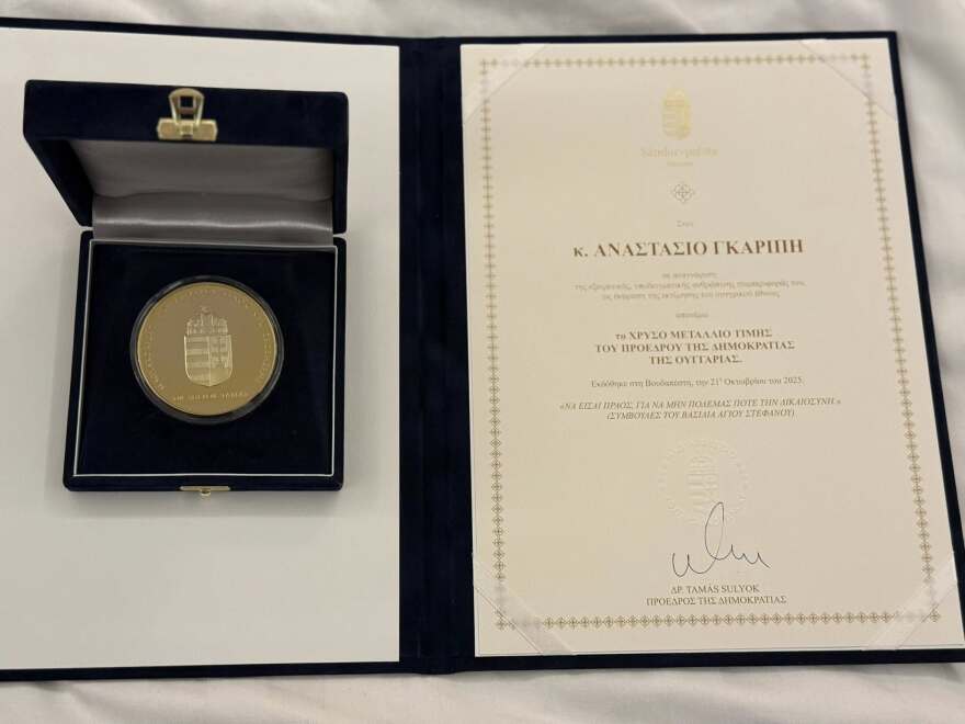 Ο πρόεδρος της Ουγγαρίας βράβευσε τον 21χρονο Αναστάσιο Γκαρίπη, είχε διασώσει πατέρα και κόρη στη θάλασσα - «Παράδειγμα ανθρωπιάς και ηρωισμού»