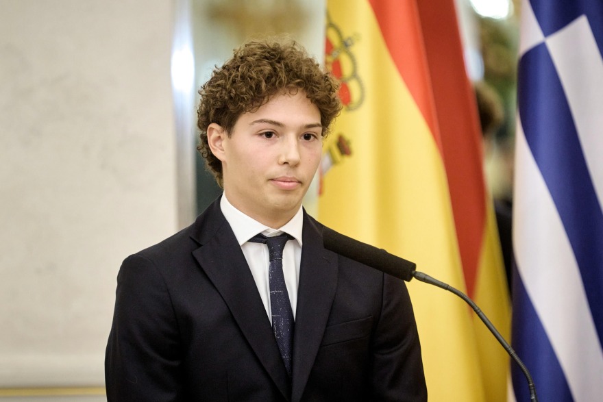 Ο πρόεδρος της Ουγγαρίας βράβευσε τον 21χρονο Αναστάσιο Γκαρίπη, είχε διασώσει πατέρα και κόρη στη θάλασσα - «Παράδειγμα ανθρωπιάς και ηρωισμού»