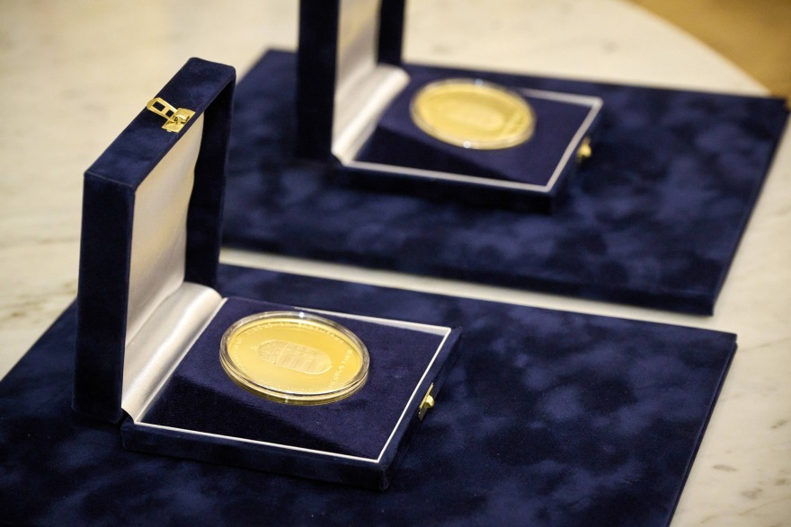 Ο πρόεδρος της Ουγγαρίας βράβευσε τον 21χρονο Αναστάσιο Γκαρίπη, είχε διασώσει πατέρα και κόρη στη θάλασσα - «Παράδειγμα ανθρωπιάς και ηρωισμού»