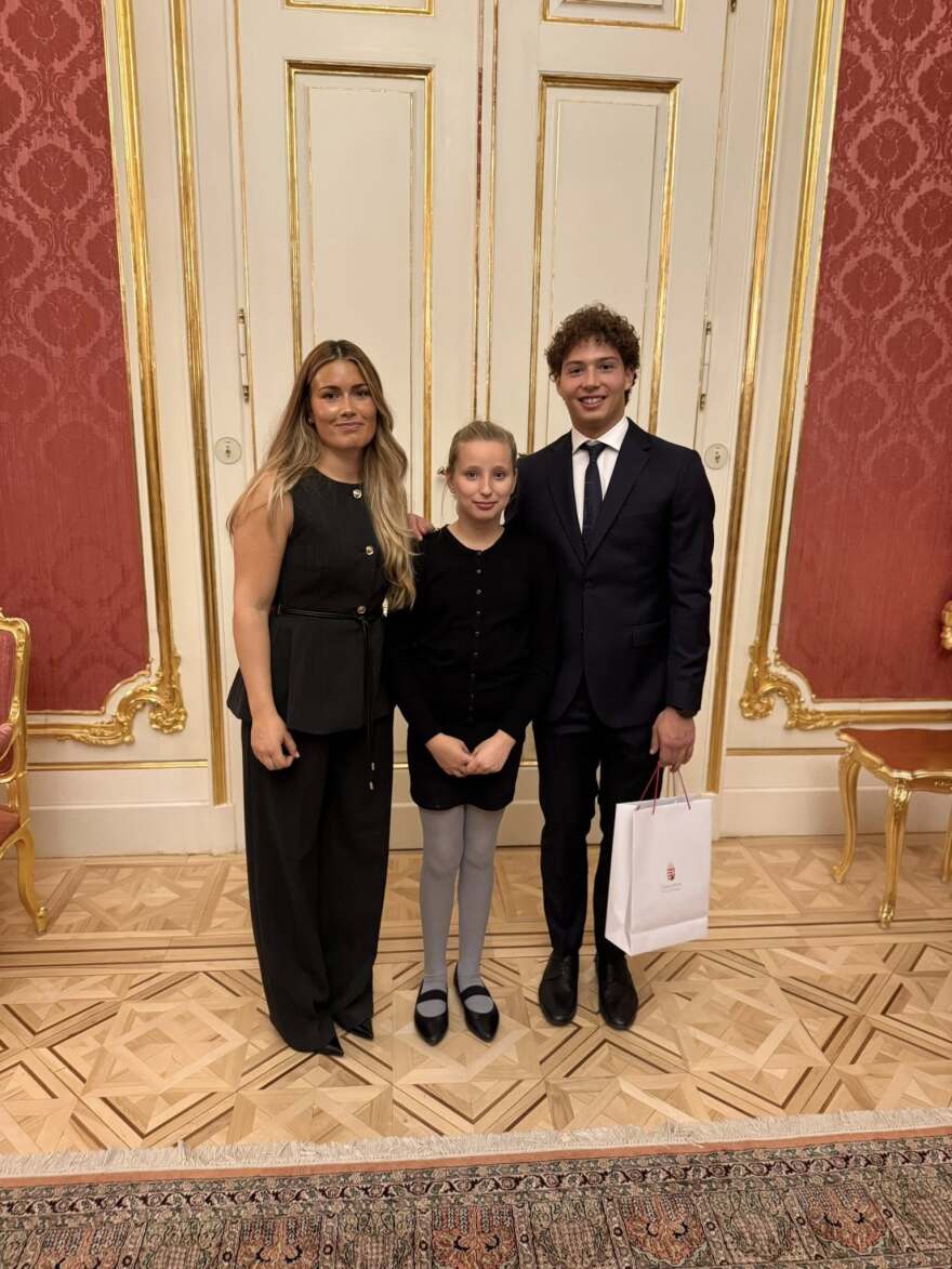 Ο πρόεδρος της Ουγγαρίας βράβευσε τον 21χρονο Αναστάσιο Γκαρίπη, είχε διασώσει πατέρα και κόρη στη θάλασσα - «Παράδειγμα ανθρωπιάς και ηρωισμού»