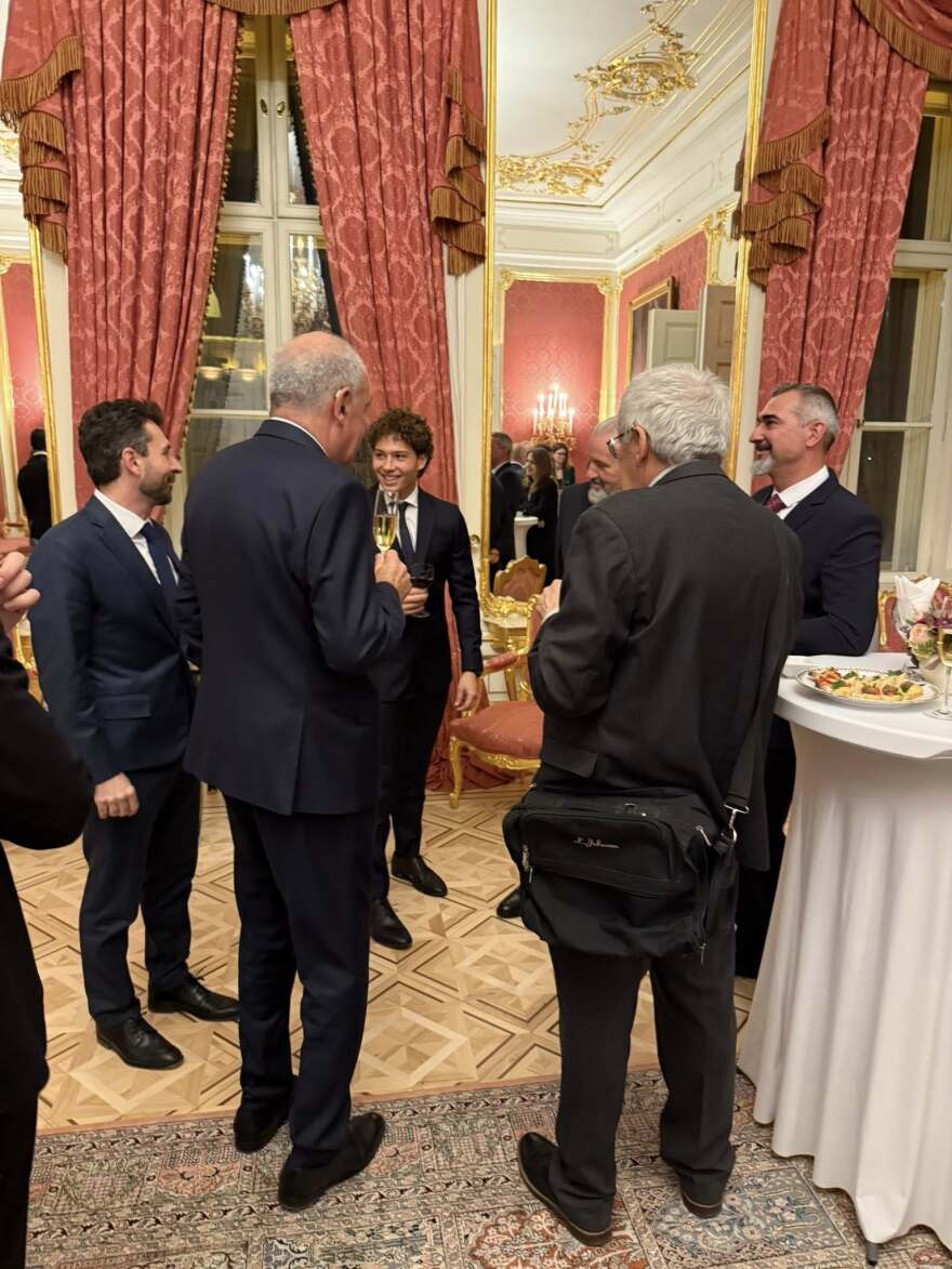 Ο πρόεδρος της Ουγγαρίας βράβευσε τον 21χρονο Αναστάσιο Γκαρίπη, είχε διασώσει πατέρα και κόρη στη θάλασσα - «Παράδειγμα ανθρωπιάς και ηρωισμού»