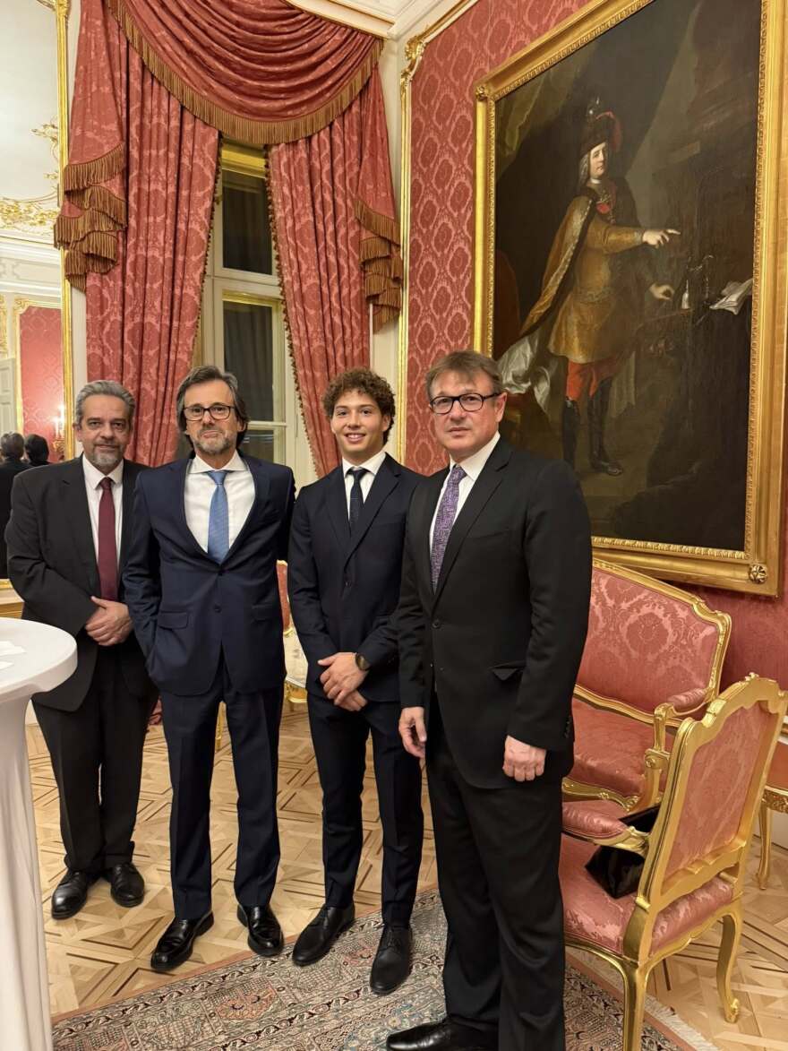 Ο πρόεδρος της Ουγγαρίας βράβευσε τον 21χρονο Αναστάσιο Γκαρίπη, είχε διασώσει πατέρα και κόρη στη θάλασσα - «Παράδειγμα ανθρωπιάς και ηρωισμού»