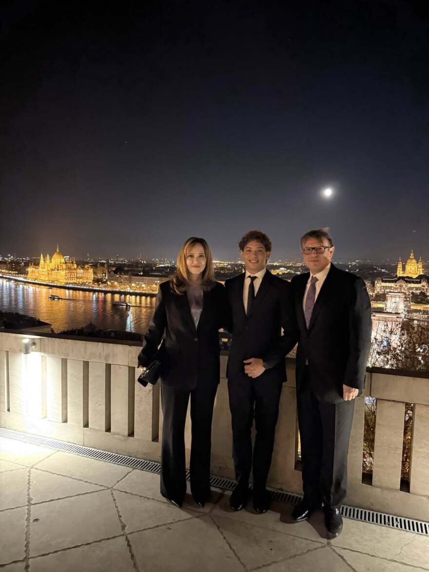 Ο πρόεδρος της Ουγγαρίας βράβευσε τον 21χρονο Αναστάσιο Γκαρίπη, είχε διασώσει πατέρα και κόρη στη θάλασσα - «Παράδειγμα ανθρωπιάς και ηρωισμού»