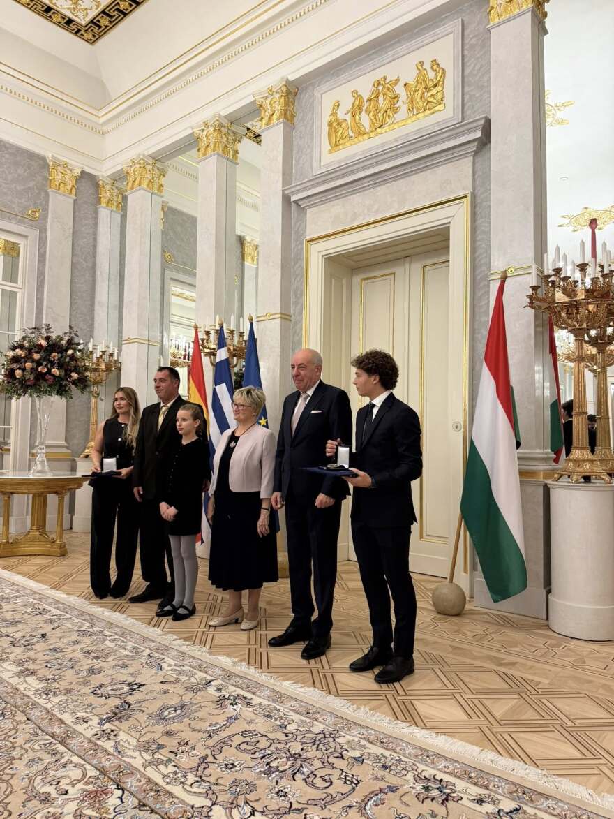 Ο πρόεδρος της Ουγγαρίας βράβευσε τον 21χρονο Αναστάσιο Γκαρίπη, είχε διασώσει πατέρα και κόρη στη θάλασσα - «Παράδειγμα ανθρωπιάς και ηρωισμού»