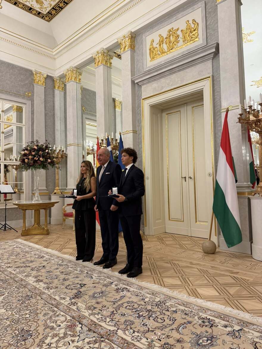 Ο πρόεδρος της Ουγγαρίας βράβευσε τον 21χρονο Αναστάσιο Γκαρίπη, είχε διασώσει πατέρα και κόρη στη θάλασσα - «Παράδειγμα ανθρωπιάς και ηρωισμού»