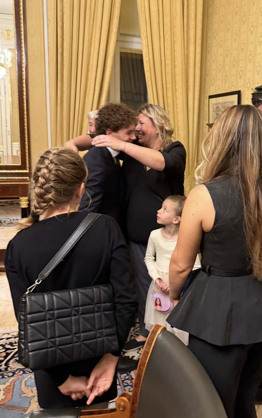 Ο πρόεδρος της Ουγγαρίας βράβευσε τον 21χρονο Αναστάσιο Γκαρίπη, είχε διασώσει πατέρα και κόρη στη θάλασσα - «Παράδειγμα ανθρωπιάς και ηρωισμού»