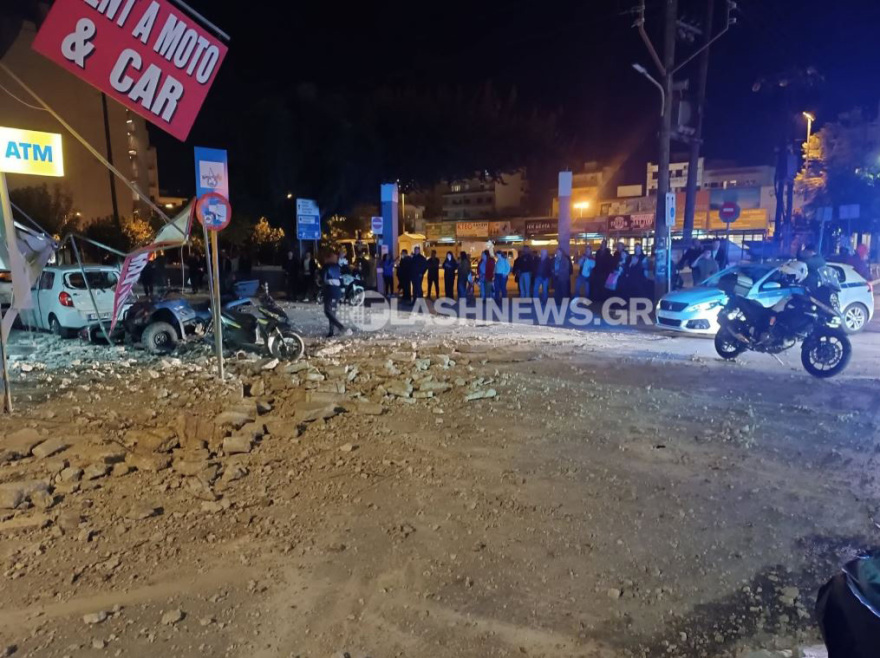 Κατέρρευσε μπαλκόνι ημιτελούς οικοδομής στα Χανιά - Συντρίμμια προκάλεσαν ζημιές σε οχήματα και κατάστημα, δείτε φωτογραφίες