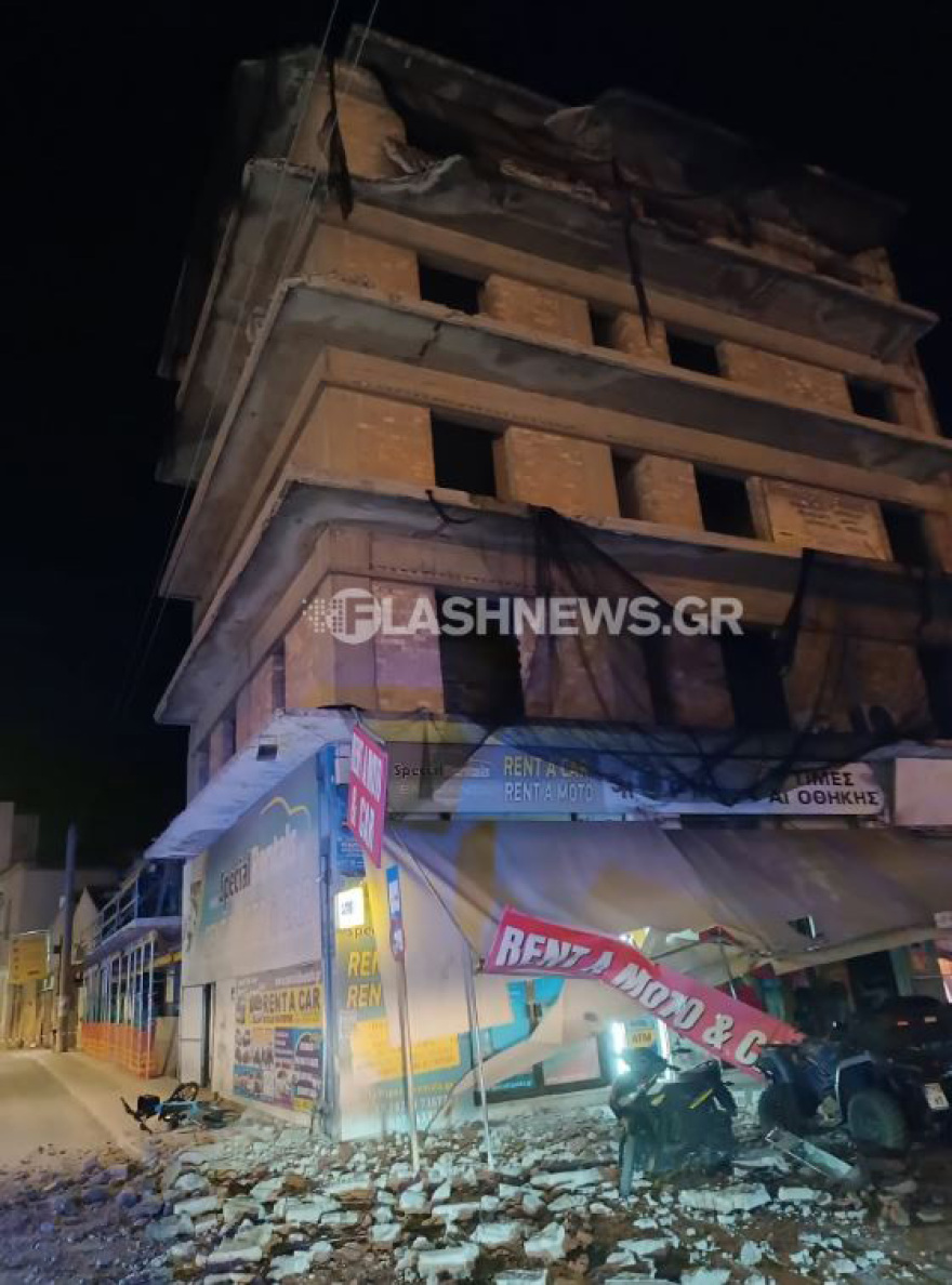 Κατέρρευσε μπαλκόνι ημιτελούς οικοδομής στα Χανιά - Συντρίμμια προκάλεσαν ζημιές σε οχήματα και κατάστημα, δείτε φωτογραφίες