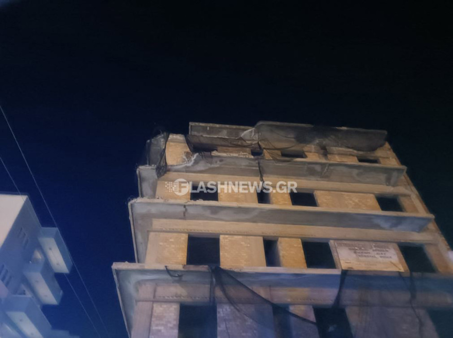 Κατέρρευσε μπαλκόνι ημιτελούς οικοδομής στα Χανιά - Συντρίμμια προκάλεσαν ζημιές σε οχήματα και κατάστημα, δείτε φωτογραφίες