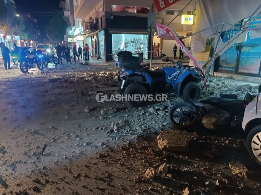Κατέρρευσε μπαλκόνι ημιτελούς οικοδομής στα Χανιά - Συντρίμμια προκάλεσαν ζημιές σε οχήματα και κατάστημα, δείτε φωτογραφίες