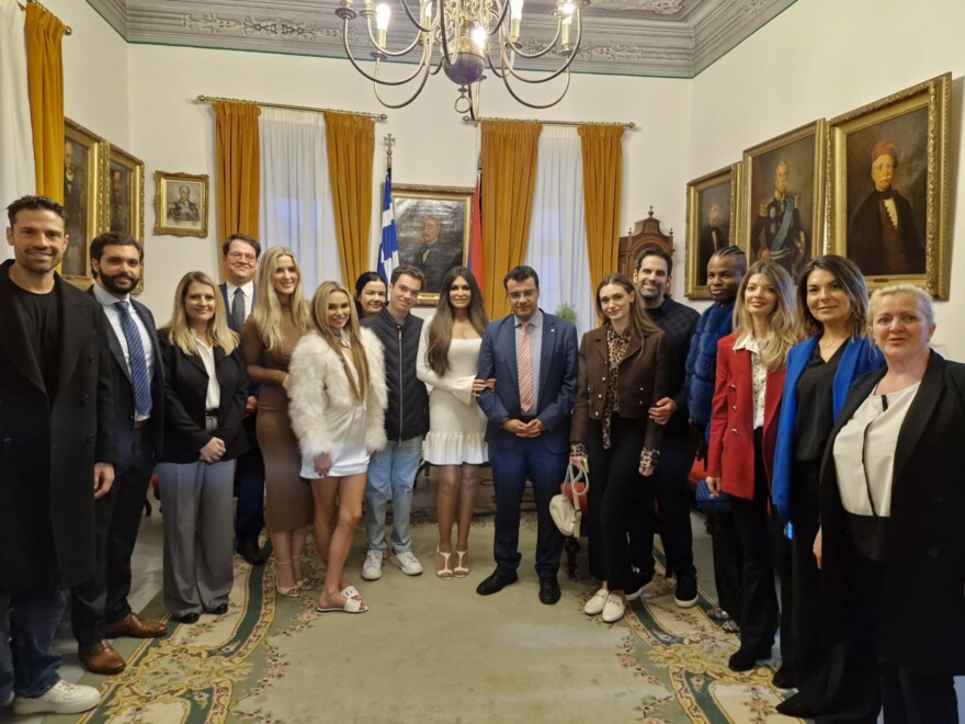 Στην Ύδρα η Κίμπερλι Γκιλφόιλ, τιμήθηκε με μετάλλιο του Δήμου - Δείτε φωτογραφία