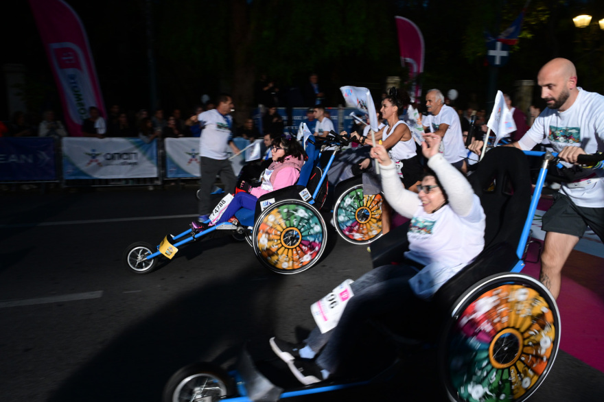 42ος Αυθεντικός Μαραθώνιος: Χιλιάδες δρομείς στους αγώνες των 5 χιλιομέτρων - Βίντεο