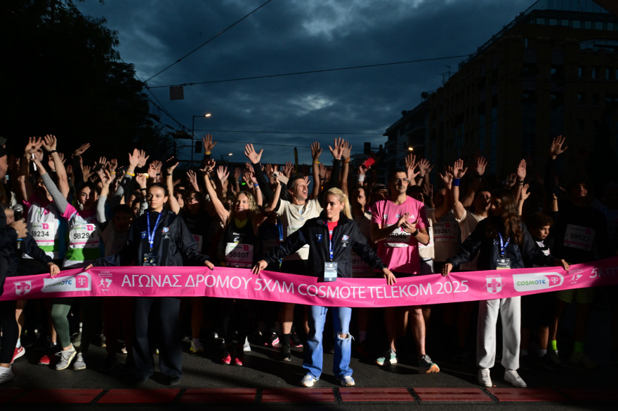 42ος Αυθεντικός Μαραθώνιος: Χιλιάδες δρομείς στους αγώνες των 5 χιλιομέτρων - Βίντεο