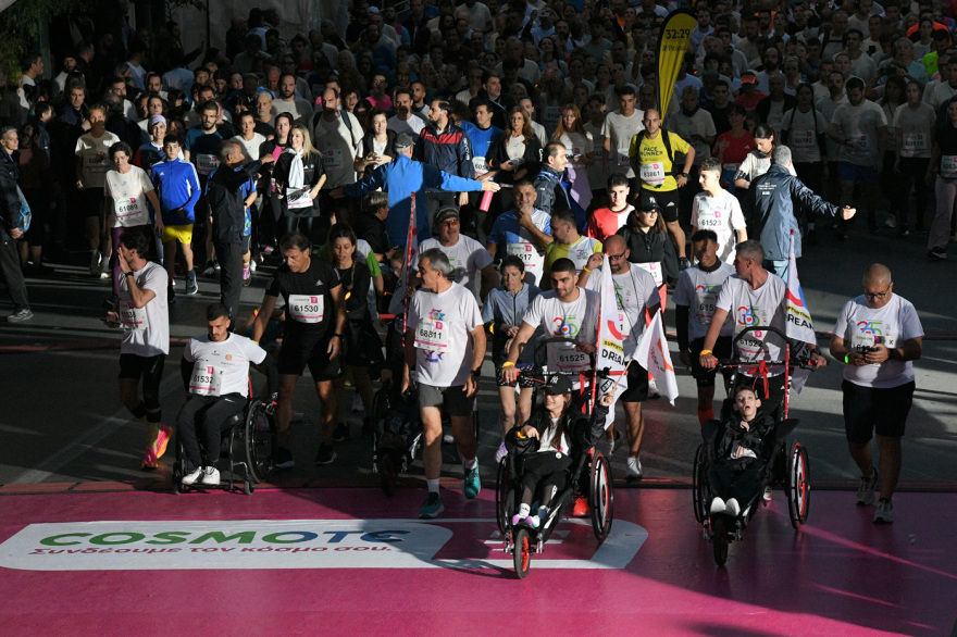 42ος Αυθεντικός Μαραθώνιος: Χιλιάδες δρομείς στους αγώνες των 5 χιλιομέτρων - Βίντεο