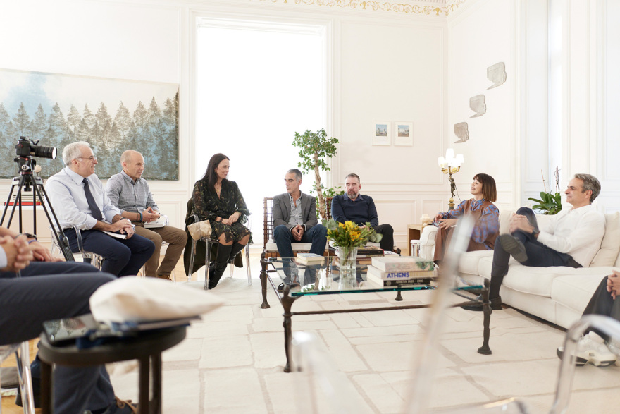 Με μαραθωνοδρόμους συναντήθηκε ο Μητσοτάκης - «Το βασικότερο μήνυμα είναι η διά βίου άθληση και η απόφαση να σηκωθείς από τον καναπέ»