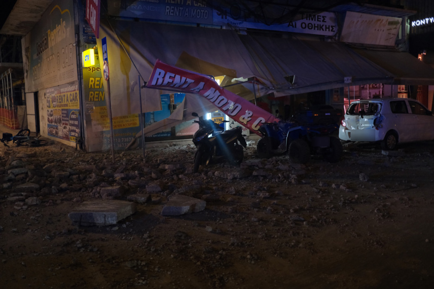 Κατέρρευσε μπαλκόνι ημιτελούς οικοδομής στα Χανιά - Συντρίμμια προκάλεσαν ζημιές σε οχήματα και κατάστημα, δείτε φωτογραφίες