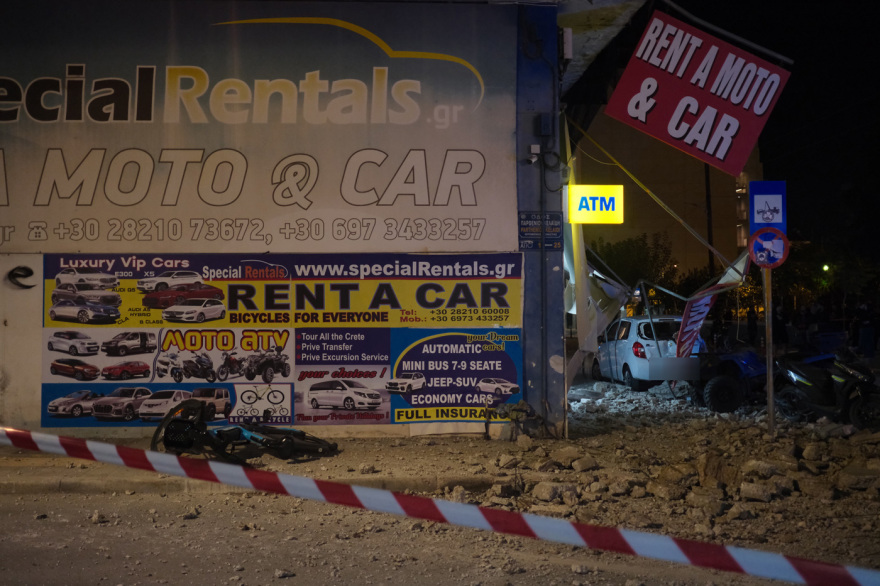 Κατέρρευσε μπαλκόνι ημιτελούς οικοδομής στα Χανιά - Συντρίμμια προκάλεσαν ζημιές σε οχήματα και κατάστημα, δείτε φωτογραφίες