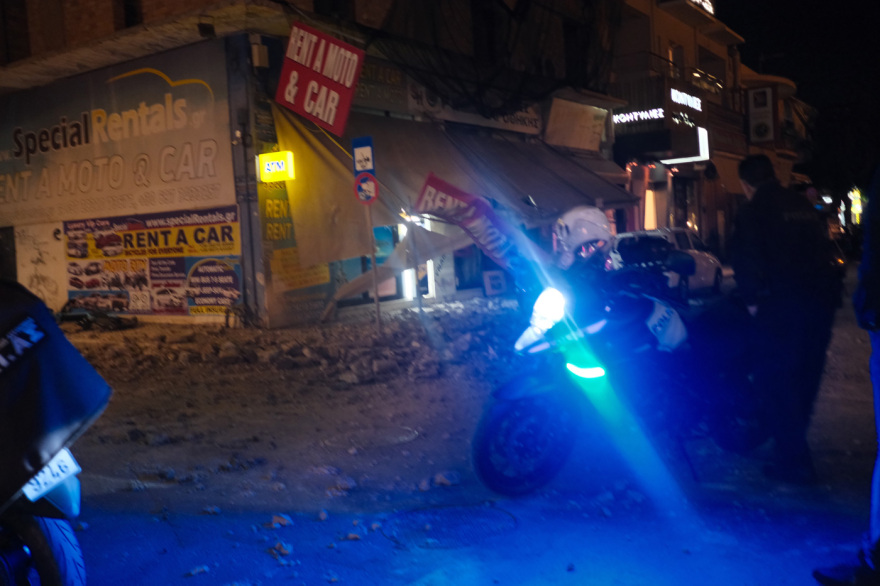 Κατέρρευσε μπαλκόνι ημιτελούς οικοδομής στα Χανιά - Συντρίμμια προκάλεσαν ζημιές σε οχήματα και κατάστημα, δείτε φωτογραφίες