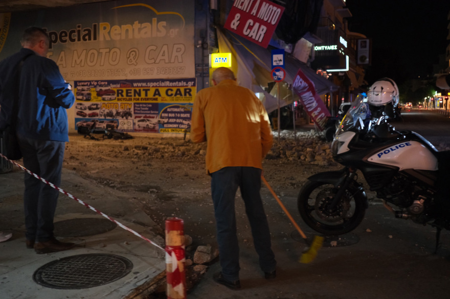 Κατέρρευσε μπαλκόνι ημιτελούς οικοδομής στα Χανιά - Συντρίμμια προκάλεσαν ζημιές σε οχήματα και κατάστημα, δείτε φωτογραφίες