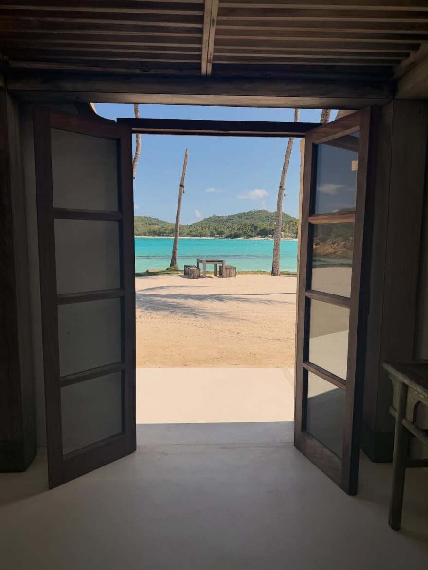 Κιμ Καρντάσιαν: Η αποκαλυπτική της εμφάνιση - Ποζάρει με διάφανο φόρεμα στη θάλασσα