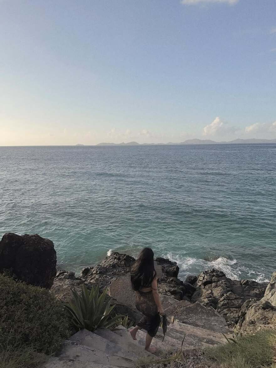 Κιμ Καρντάσιαν: Η αποκαλυπτική της εμφάνιση - Ποζάρει με διάφανο φόρεμα στη θάλασσα