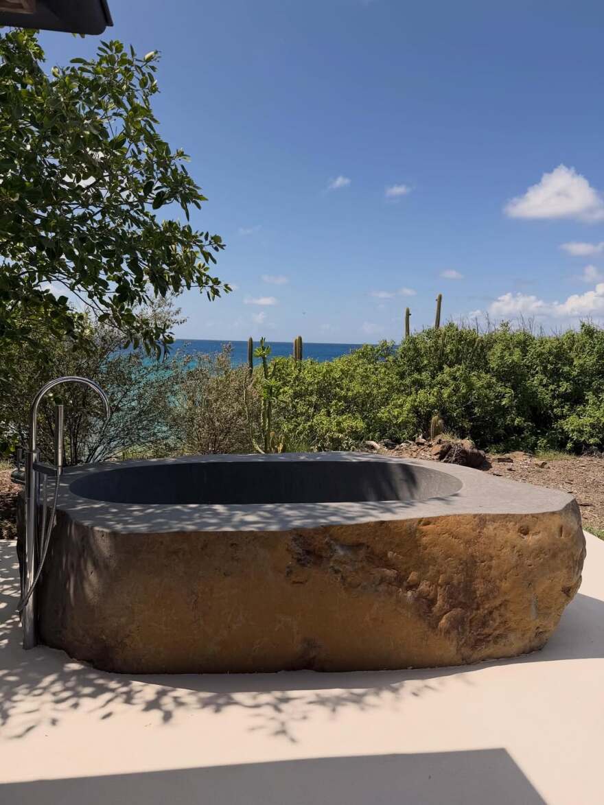 Κιμ Καρντάσιαν: Η αποκαλυπτική της εμφάνιση - Ποζάρει με διάφανο φόρεμα στη θάλασσα