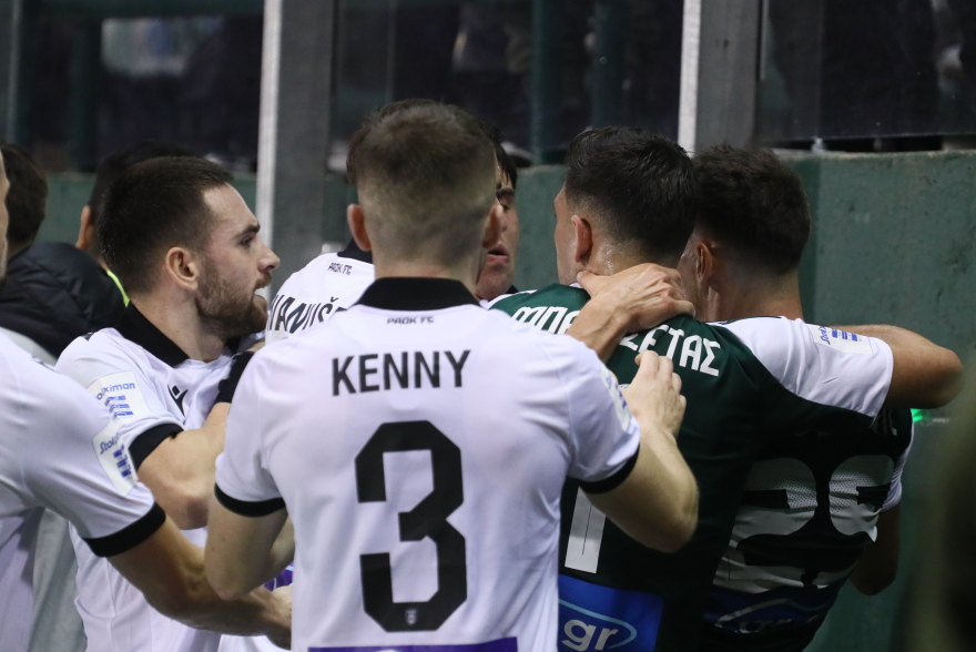 Παναθηναϊκός - ΠΑΟΚ: Ένταση με Μλαντένοβιτς - Μπιάνκο, έτρεξε να ηρεμήσει τα πνεύματα και ο Λουτσέσκου - Βίντεο, φωτογραφίες 
